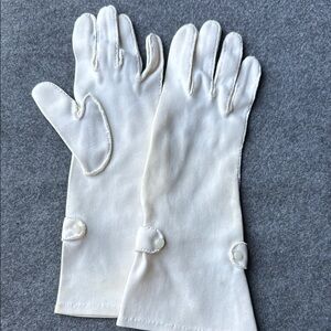 Classic‎ white kid Gloves